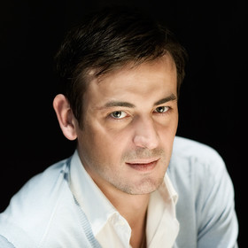 Portrait corporate sur fond neutre
